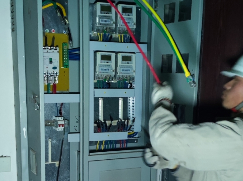 點(diǎn)亮萬(wàn)家燈火的守護(hù)者-宏宇人